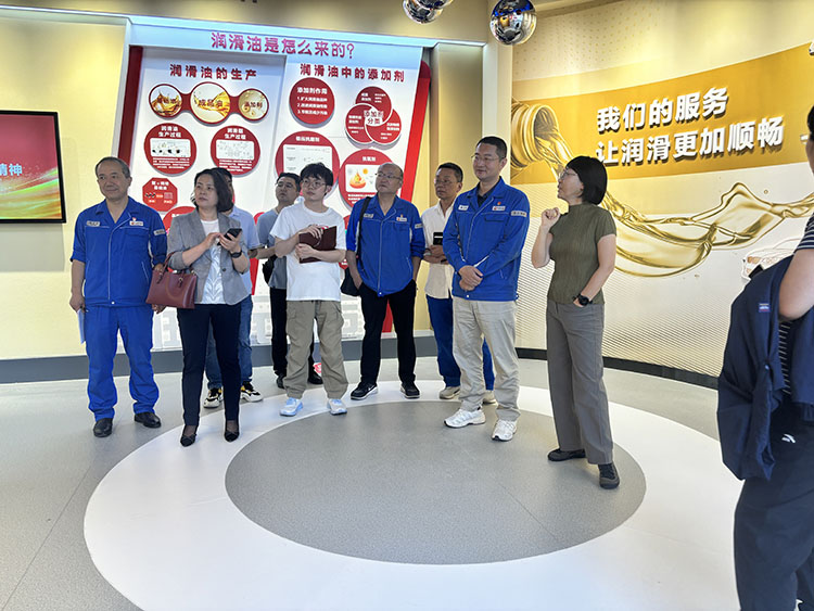 中國石油潤滑油公司專家團(tuán)參觀科學(xué)家精神教育基地